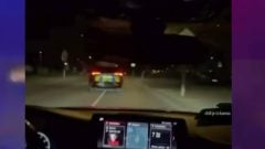 Nočná jazda policajtov s majákmi má dohru. V aute bol aj známy účastník Farmy