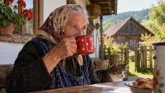 Tri nápoje na dlhovekosť podľa odborníka na „modré zóny“: Jeden z nich sa spája až so 17 % nižším rizikom úmrtia