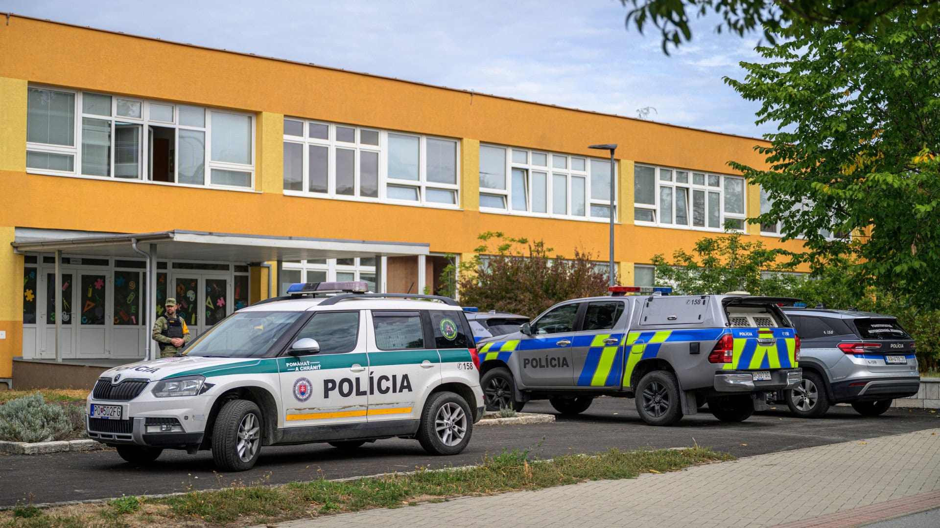 polícia pred školou